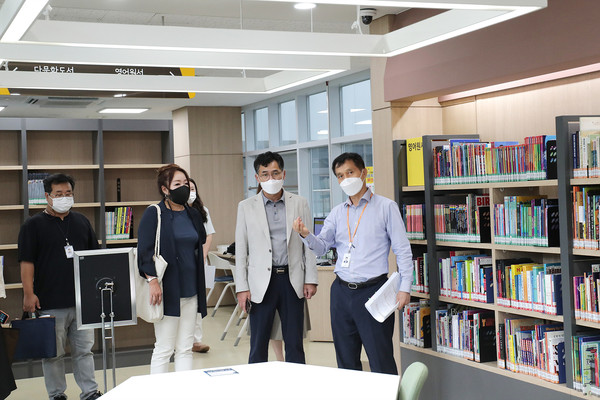 ▲ 양천중앙도서관 현장점검중인 이 구청장.