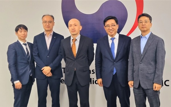 ▲ 한국농수산식품유통공사 김춘진 사장, 강명일 주호치민대한민국총영사 만난 후 기념사진 촬영.