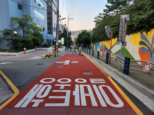 ▲ 초등학교 앞 도로 미끄럼방지포장 공사 예시.