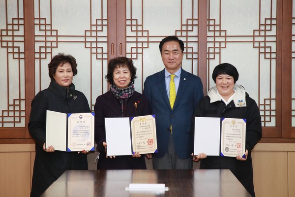 ▲ 정장선 평택시장(오른쪽에서 두번째), 대한민국자원봉사대상 수상자들과 기념사진 촬영.