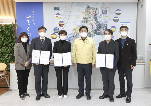 ▲ 임병택 시흥시장(오른쪽에서 세번째), 청원심의회 개최 기념사진 촬영.