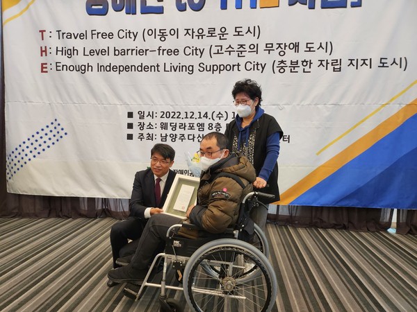 ▲ 남양주다산장애인자립생활센터 ‘2022년 중증장애인 자립생활 대회’ 개최 기념사진 촬영.