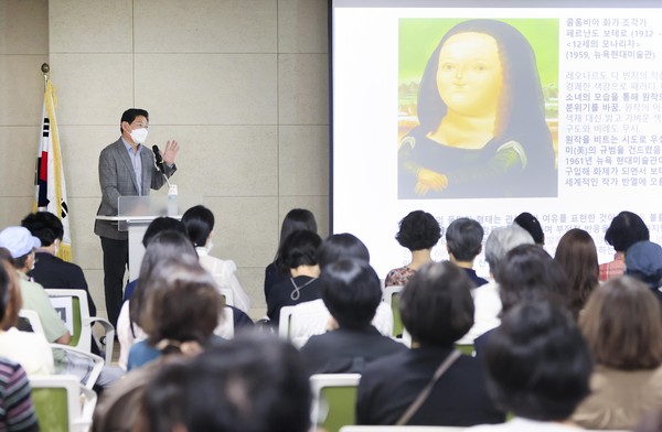 수지도서관 미술 인문학 분야 '휴먼북'으로 등록한 이상일 용인특례시장이 시민들에게 강연을 하고 있다.