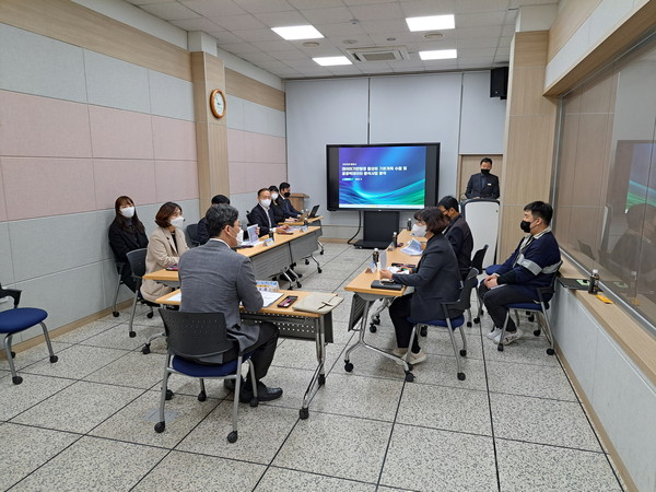 김포시는 지난달 23일 빅데이터 분석수요 관련 부서장 등 관계자들이 도시안전정보센터에서 데이터기반행정 활성화 기본계획 수립 보고회를 진행하는 모습이다.