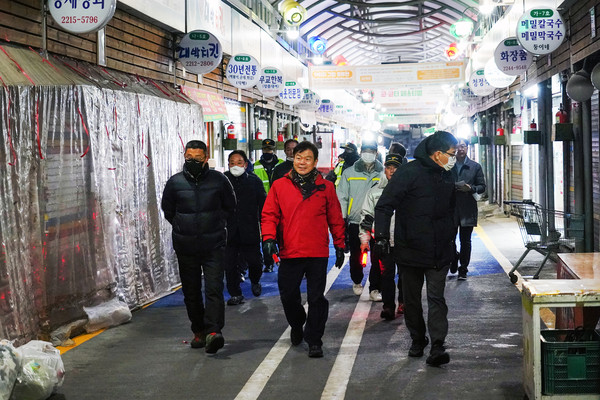 ▲ 이필형 동대문구청장이 야간 순찰을 하고 있다.