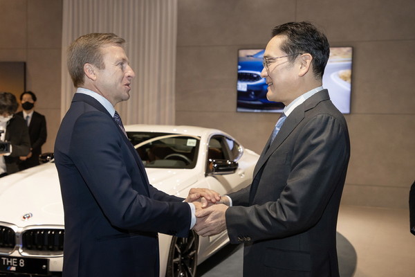 ▲ 이재용 삼성전자 회장은 올리버 집세 BMW CEO 등 경영진과 만나 삼성SDI의 최첨단 'P5' 배터리셀이 적용된 BMW의 최신 전기차 '뉴 i7' 등을 살펴봤다./뉴시스