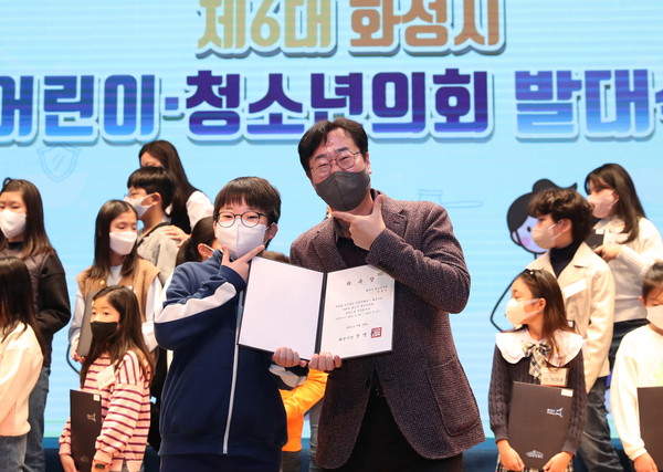 ▲ 정명근 시장, 제6대 어린이·청소년의회 발대식 참석해 기념사진 촬영.