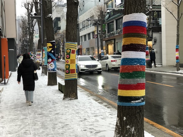 ▲ 가로수길 니팅.