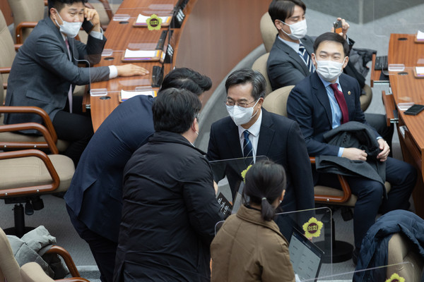 ▲ 제365회 정례회 제7차 본회의 참석한 김동연 경기도지사.