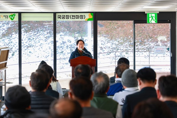 ▲ ‘남양주시 천마정궁도회 송년 습사(활쏘기) 대회’에 참석한 주광덕 남양주시장.