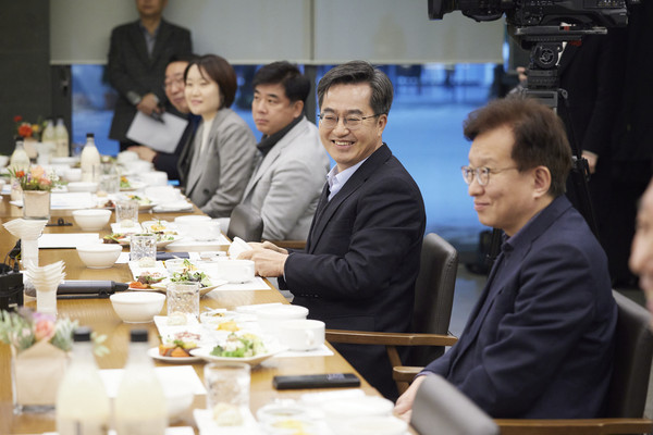 ▲ 김동연 경기도지사, 경기도 국회의원 초청 간담회 진행중인 모습.