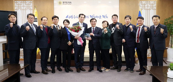 ▲ 경기도의회 문화체육관광위원회, 2022년 행정사무감사 우수위원회 선정 기념사진.