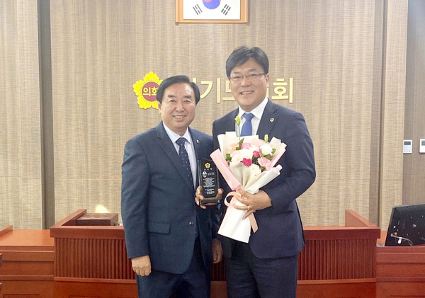 ▲ 최만식 의원, 농정해양위 행정사무감사 공로패 수여식.