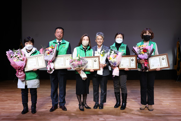 ▲ 시흥시새마을지도사대회 의장 표창 기념촬영.