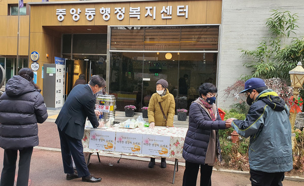 ▲ 과천시 중앙동 통장단이 매주 금요일마다 중앙동 행정복지센터 앞에서 길을 오가는 주민들에게 따뜻한 차를 나누어주며 한파 속 온기를 전하고 있어 주목된다.