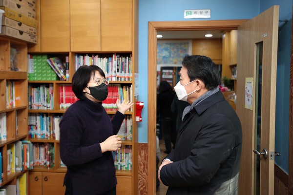 ▲ 지역아동센터 격려 방문한 김찬진 인천 동구청장.