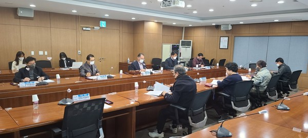 ▲ 이천시는 19일 기업애로·생활불편 규제개선 과제를 적극 발굴하여 현장중심의 규제혁신에 기여한 규제개혁 우수공무원 5명을 선정했다.