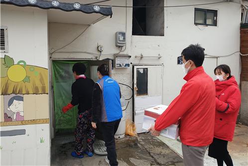 ▲ 쪽방 물품 전달 사진.