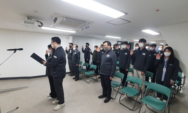 ▲ 친절 안전 실천 결의대회에서 선서 중인 안양도시공사 직원들.