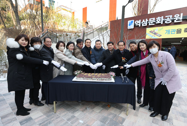 ▲ 강남구의회 김형대 의장(우측에서 6번째)과 구의원들이 관계자들과 함께 기념사진을 찍고 있다. (우측에서 5번째 전인수 부의장, 2번째 김민경 행정재경위원장, 3번째 황영각 복지도시위원장).