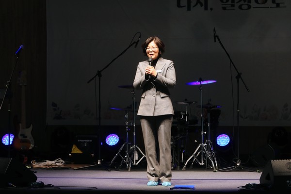 ▲ 관객들에게 인사하는 김보라 안성시장.