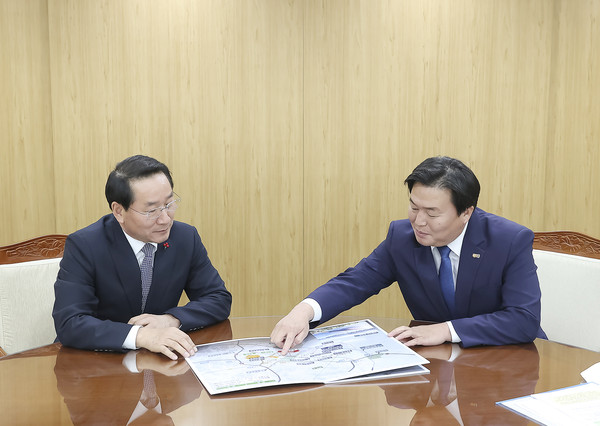 ▲ 유정복 인천시장(왼쪽)과 간담회 갖는 임병택 시흥시장(오른쪽).