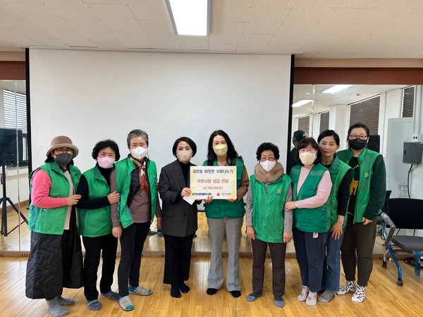 ▲ 안양지역 건축사회와 안양지역 건축사협동조합 기부금 전달 기념촬영.