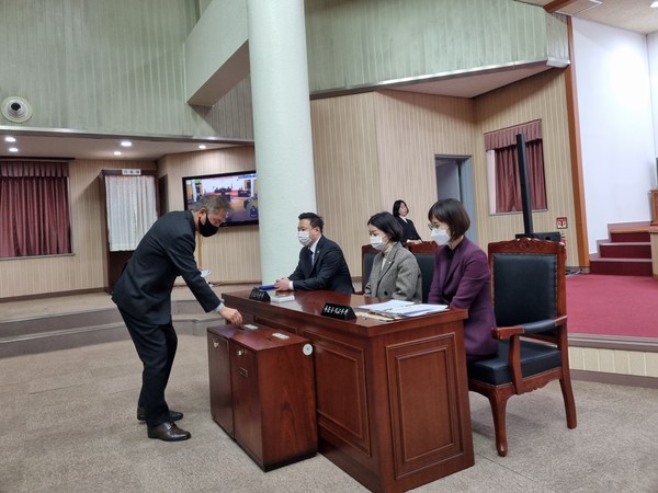 ▲ 군포시의회 상임위원회 위원장 투표하는 이길호 의장.