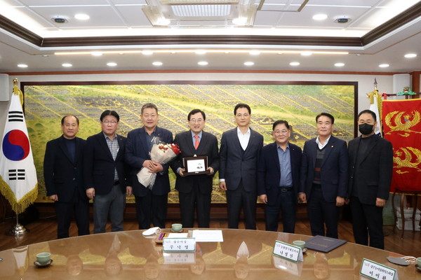 ▲ 농업회사법인 농협양곡 나병만 대표가 농협중앙회 이성희 회장을 대신해 주낙영 경주시장에게 감사패를 수여한 직후 기념촬영을 하고 있다.