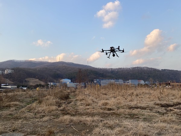 ▲ 용인특례시가 영농 쓰레기 불법소각으로 인한 미세먼지 배출을 막기 위해 드론을 투입했다.