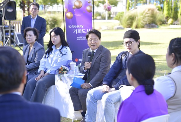 ▲ 정책소풍(뷰티도시 광주 출범식) 진행하는 강기정 광주광역시장.