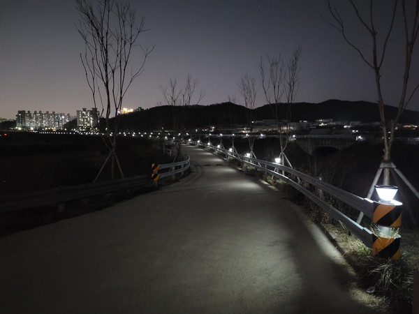 ▲ 태양광 조명 설치된 나진포천 산책길.