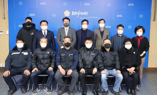 ▲ 평택시의회 이기형 산업건설위원장, 공동주택 경비노동자 등 처우개선 간담회 단체사진.