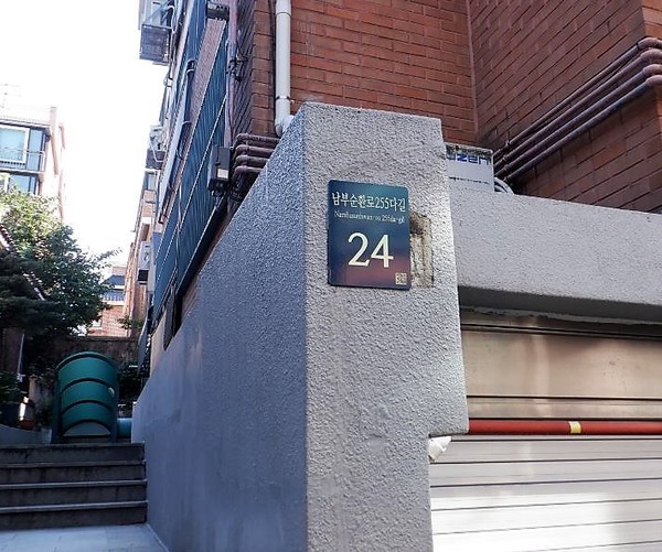 ▲ 가독성을 높이고, QR코드를 적용한 건물번호판.