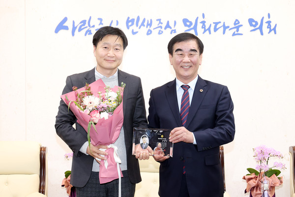 ▲ 김태희 의원, 2022년 행정사무감사 우수의원 선정 기념사진.