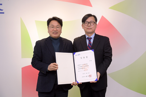 ▲ 국제관계대사 임용장 수여 기념촬영하는 강기정 시장(왼쪽).