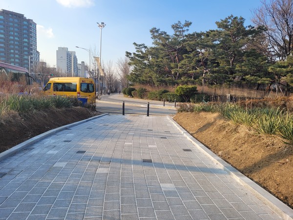 ▲ 올림픽공원 남2문 입구 교통섬 보도신설 모습.