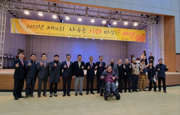 ▲ 강남구의회 김형대 의장과 의원들이 행사 참석자들과 기념촬영을 하고 있다.(좌측에서 6번째 김형대 의장, 4번째 전인수 부의장, 2번째 황영각 복지도시위원장).