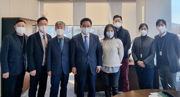 ▲ 한국농수산식품유통공사 김춘진 사장 대상(주) 본사 방문해 기념사진 촬영.