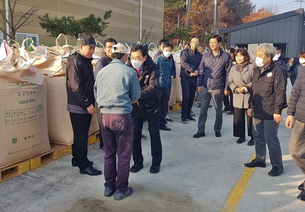 ▲ 주낙영 경주시장이 외동읍 농협건조저장센터에서 진행된 삼광벼 수매현장을 찾아 농업인을 격려하고 있다.
