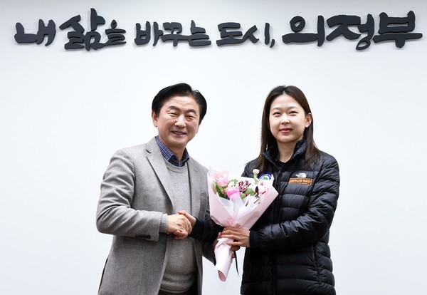 ▲ 김동근 의정부시장(왼쪽), 직장운동경기부 빙상팀과 기념사진 촬영.