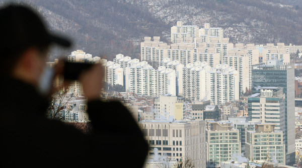 ▲ 서울 중구 남산에서 시내 아파트 단지가 내려다보이고 있다. /뉴시스