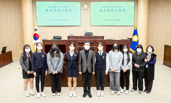 ▲ 시상식 후 기념촬영에 임하고 있는 송바우나 의장과 수상 청소년의원들의 모습.