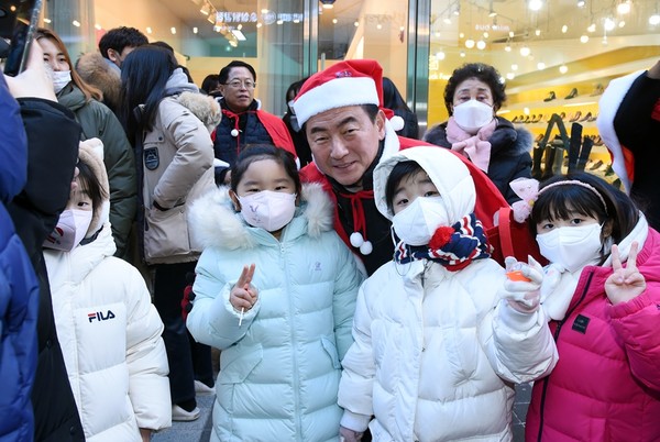 ▲ 김동근 의정부시장, 산타로 변신해 어린이들과 기념사진 촬영.