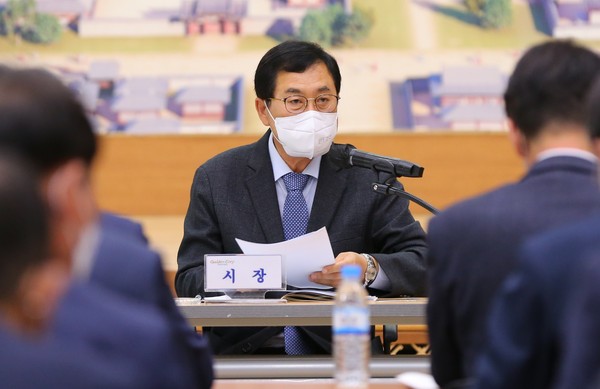 ▲ 주낙영 경주시장이 지난달 열린 5급 사무관 이상 확대간부회의에서 공무원들에게 적극행정을 주문하고 있다.