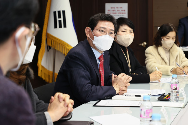 ▲ 이상일 용인특례시장이 26일 초등학교 교장들과 만나 교육 현장의 어려운 점을 듣고 있다.
