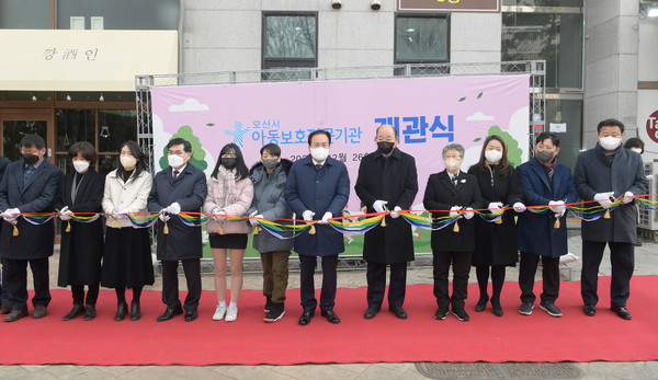 ▲ 이권재 오산시장(오른쪽에서 여섯번째), 아동보호전문기관 개관식 참석해 기념사진 촬영.