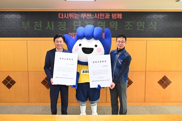 ▲ 명예 조합원증을 들고 기념촬영하고 있다 조용익 시장(왼쪽)과 정운성 지부장(오른쪽).
