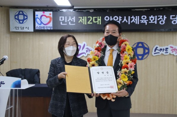 ▲ 박귀종 당선인이 당선증을 받고 있다.