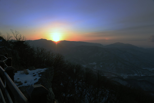 ▲ 동두천시 소요산에 해가 떠오르고 있다.